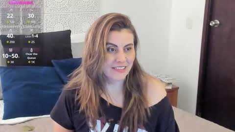 Snapshot of maxzy_star chatting on 12.17.25 Victoria online show from 12.17.25