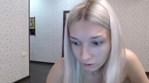 Snapshot of maybe_doll chatting on 10.12.25 maybe_doll online show from 10.12.25