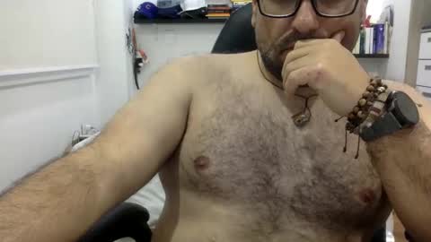 Snapshot of mbotve chatting on 11.05.25 VzlaMan online show from 11.05.25