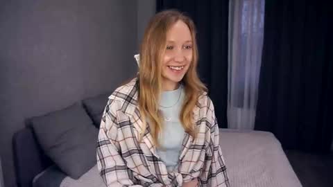 Snapshot of mckenziedyen chatting on 10.31.25 Mary  online show from 10.31.25