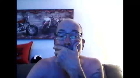 Snapshot of meathome3 chatting on 10.03.25 me at home online show from 10.03.25