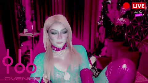 THE QUEEN ALPHA   Queen Medusa Prey online show from 04.14.26