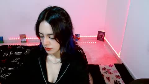 Snapshot of mei04_ chatting on 10.04.25 Melissa online show from 10.04.25