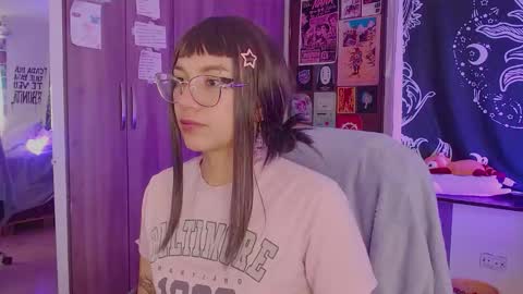 Melissa  -  -  Please help me to reach 100 thumbs up online show from 11.24.25