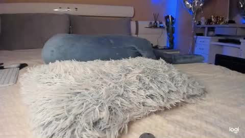 Snapshot of mela911carrera chatting on 10.16.25 Start every day 2000 - 700 online show from 10.16.25