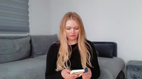 Snapshot of melani_a chatting on 04.08.26 Melania online show from 04.08.26