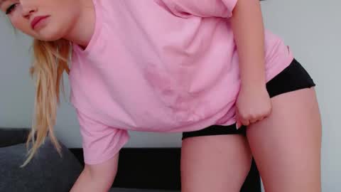 Snapshot of melani_a chatting on 04.10.26 Melania online show from 04.10.26