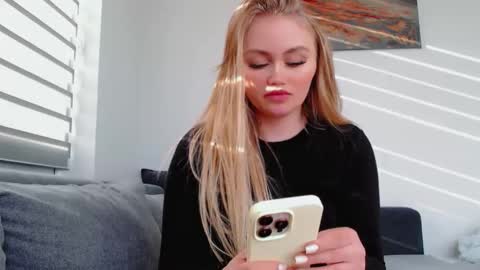 Snapshot of melani_a chatting on 04.12.26 Melania online show from 04.12.26