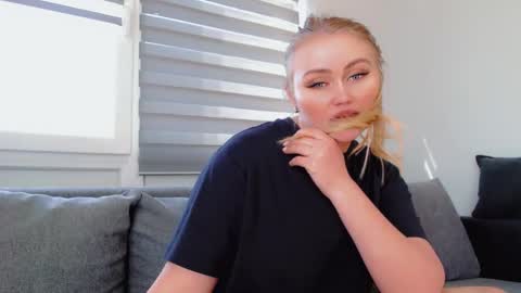 Snapshot of melani_a chatting on 04.14.26 Melania online show from 04.14.26