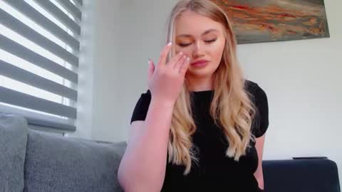 Snapshot of melani_a chatting on 05.08.26 Melania online show from 05.08.26