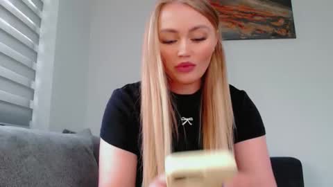 Snapshot of melani_a chatting on 05.09.26 Melania online show from 05.09.26