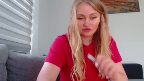 Snapshot of melani_a chatting on 05.11.26 Melania online show from 05.11.26