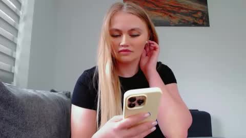 Snapshot of melani_a chatting on 05.14.26 Melania online show from 05.14.26