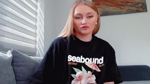 Snapshot of melani_a chatting on 05.25.26 Melania online show from 05.25.26