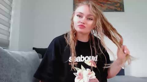 Snapshot of melani_a chatting on 05.26.26 Melania online show from 05.26.26
