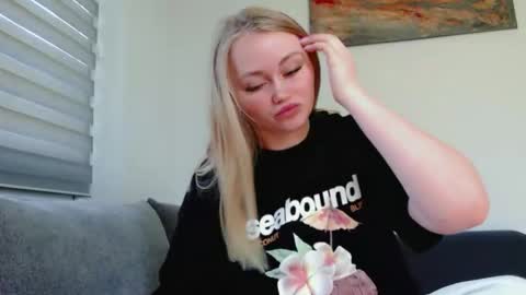 Snapshot of melani_a chatting on 05.30.26 Melania online show from 05.30.26