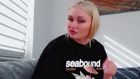 Snapshot of melani_a chatting on 06.15.26 Melania online show from 06.15.26