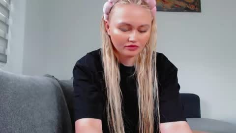 Snapshot of melani_a chatting on 07.14.26 Melania online show from 07.14.26