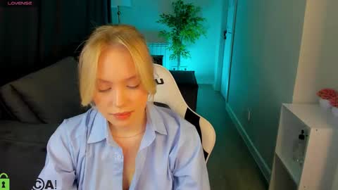 Snapshot of melanie_ryer chatting on 10.17.25 Melanie online show from 10.17.25