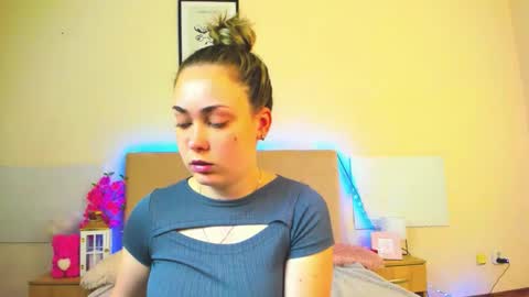 Snapshot of melaniecutys chatting on 05.28.26 Melania online show from 05.28.26