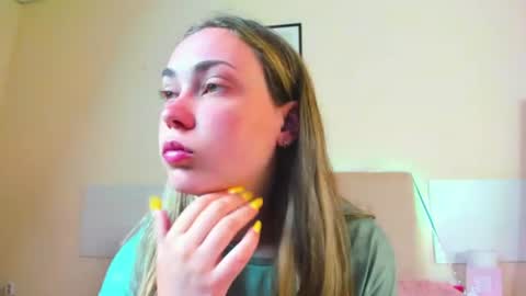 Snapshot of melaniecutys chatting on 06.15.26 Melania online show from 06.15.26