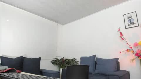 melaniie_roussel online show from 10.21.25