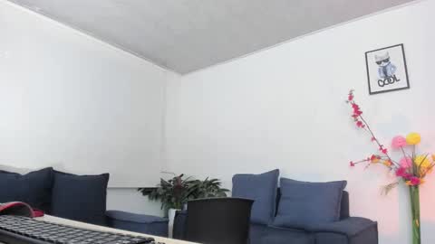 melaniie_roussel online show from 10.22.25