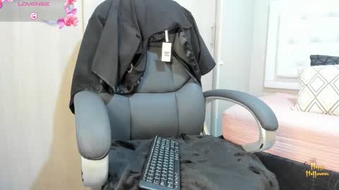 Melany online show from 10.31.25