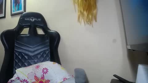 Snapshot of melany_isabella chatting on 02.23.25 melany online show from 02.23.25