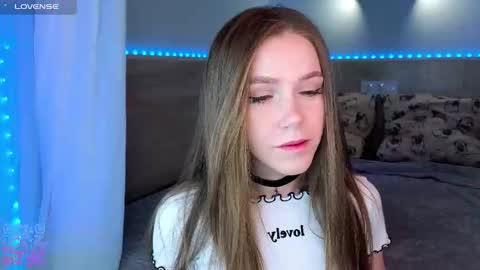 Snapshot of melee_eva chatting on 02.08.26 Melee Eva - Thumbs Up please online show from 02.08.26