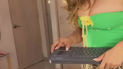 Snapshot of melina_ferrer1 chatting on 07.18.26 EI online show from 07.18.26
