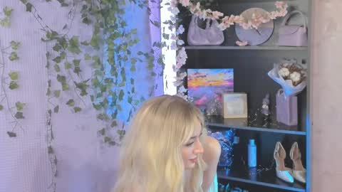 Snapshot of melissa_milton chatting on 03.11.25 Melissa - Your Dream Girl online show from 03.11.25