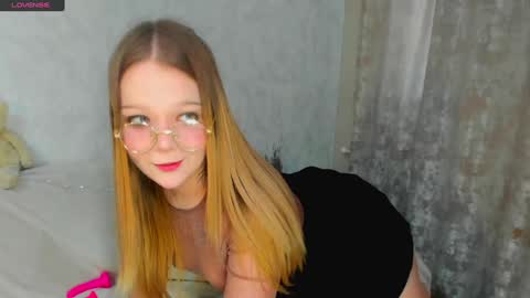 MelMooon online show from 01.30.25