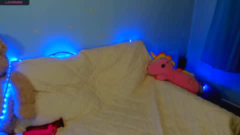 MelMooon online show from 02.25.25