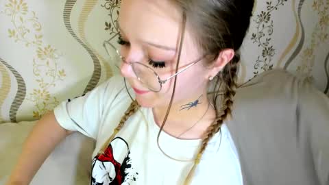 MelMooon online show from 09.11.25