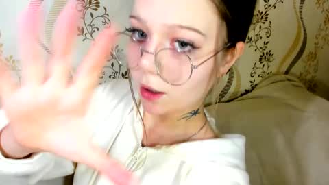 MelMooon online show from 11.05.25