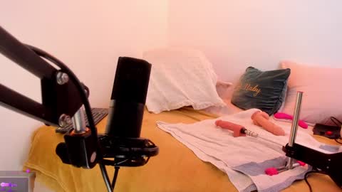  Leslie  online show from 02.08.25