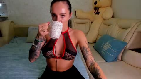 Snapshot of melodyhewit chatting on 01.14.25 Masha online show from 01.14.25