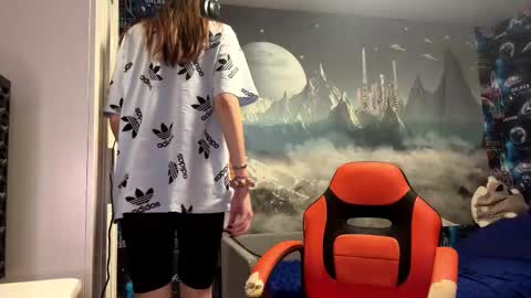 Hi Im Aria 18 years old online show from 12.22.25