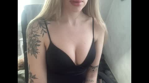 Snapshot of meloodiesweet chatting on 01.18.26 Melodie Sweet online show from 01.18.26