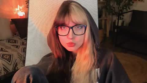 Snapshot of memorycadence chatting on 10.19.25 Mia online show from 10.19.25