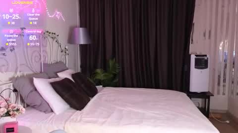 Snapshot of meow_mellie chatting on 09.24.25 meow_mellie online show from 09.24.25