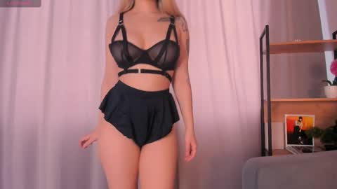 Snapshot of meow_rinnie chatting on 02.13.25 My links --- online show from 02.13.25