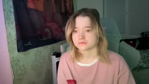 Snapshot of meowki4 chatting on 01.01.25 meowme online show from 01.01.25