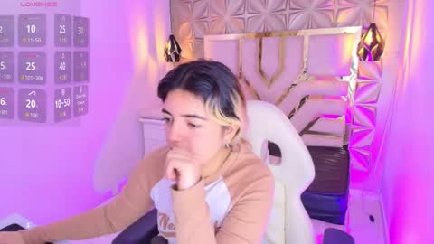 Snapshot of meraki_fraise chatting on 11.02.25 online show from 11.02.25