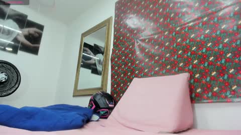 Snapshot of mia_0_ chatting on 12.26.24 Emi online show from 12.26.24