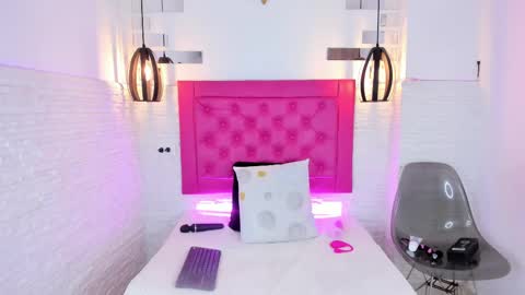 Snapshot of mia__099 chatting on 02.18.25 Mia Blonde online show from 02.18.25