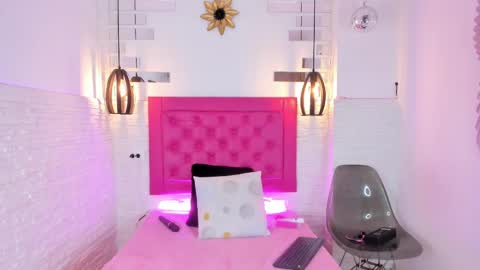 Snapshot of mia__099 chatting on 02.19.25 Mia Blonde online show from 02.19.25