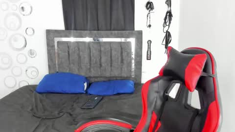 Mia and Kenai online show from 11.25.25