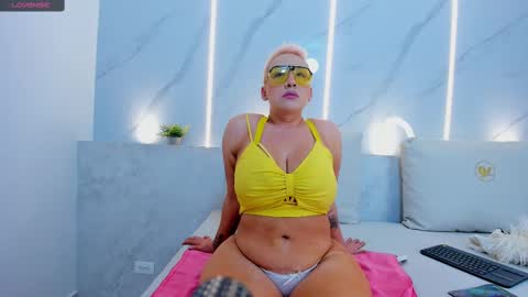 Mia  online show from 12.04.24